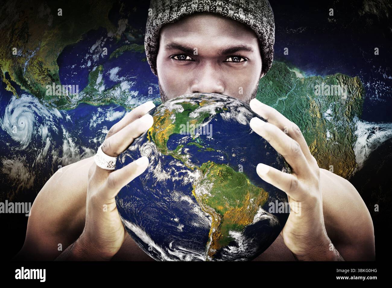 Homme portant bonnet et bague en argent tient globe près du visage contre fond plat avec des nuages Banque D'Images