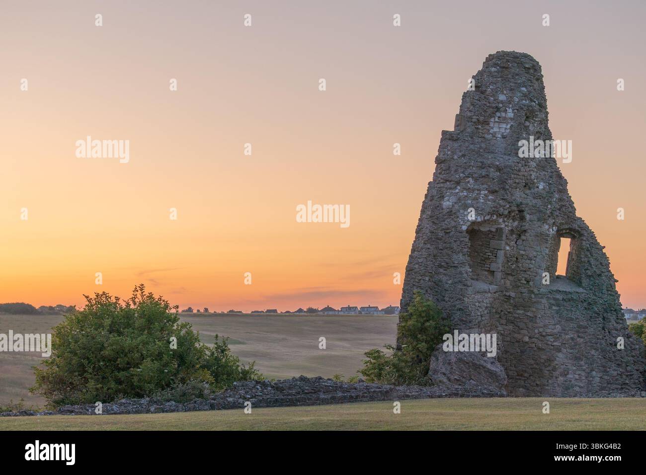 Benfleet, Royaume-Uni. 21 juin 2025. Les gens se rassemblent à la ruine du château de Hadleigh pour regarder le lever du soleil lors du solstice d'été. Penelope Barritt/Alamy Live News Banque D'Images