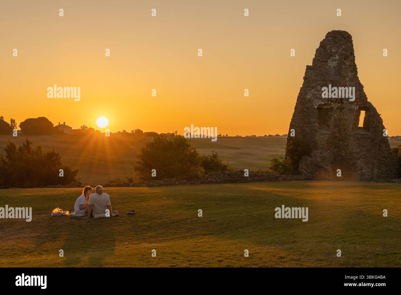 Benfleet, Royaume-Uni. 21 juin 2025. Les gens se rassemblent à la ruine du château de Hadleigh pour regarder le lever du soleil lors du solstice d'été. Penelope Barritt/Alamy Live News Banque D'Images