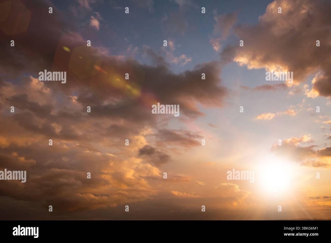 Soleil brille autour des nuages Banque D'Images