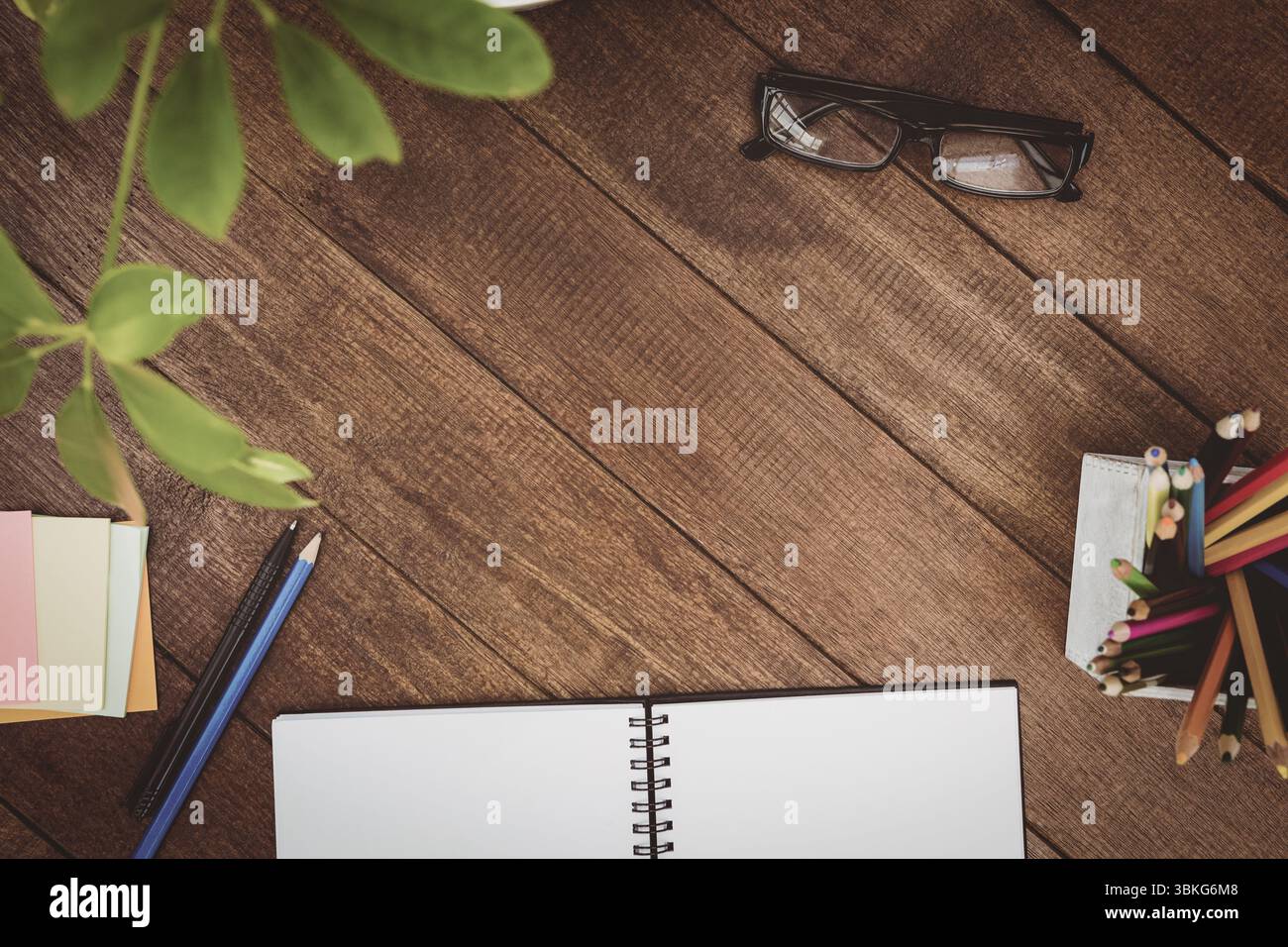 Vue en angle élevé du livre et des lunettes sur la table Banque D'Images