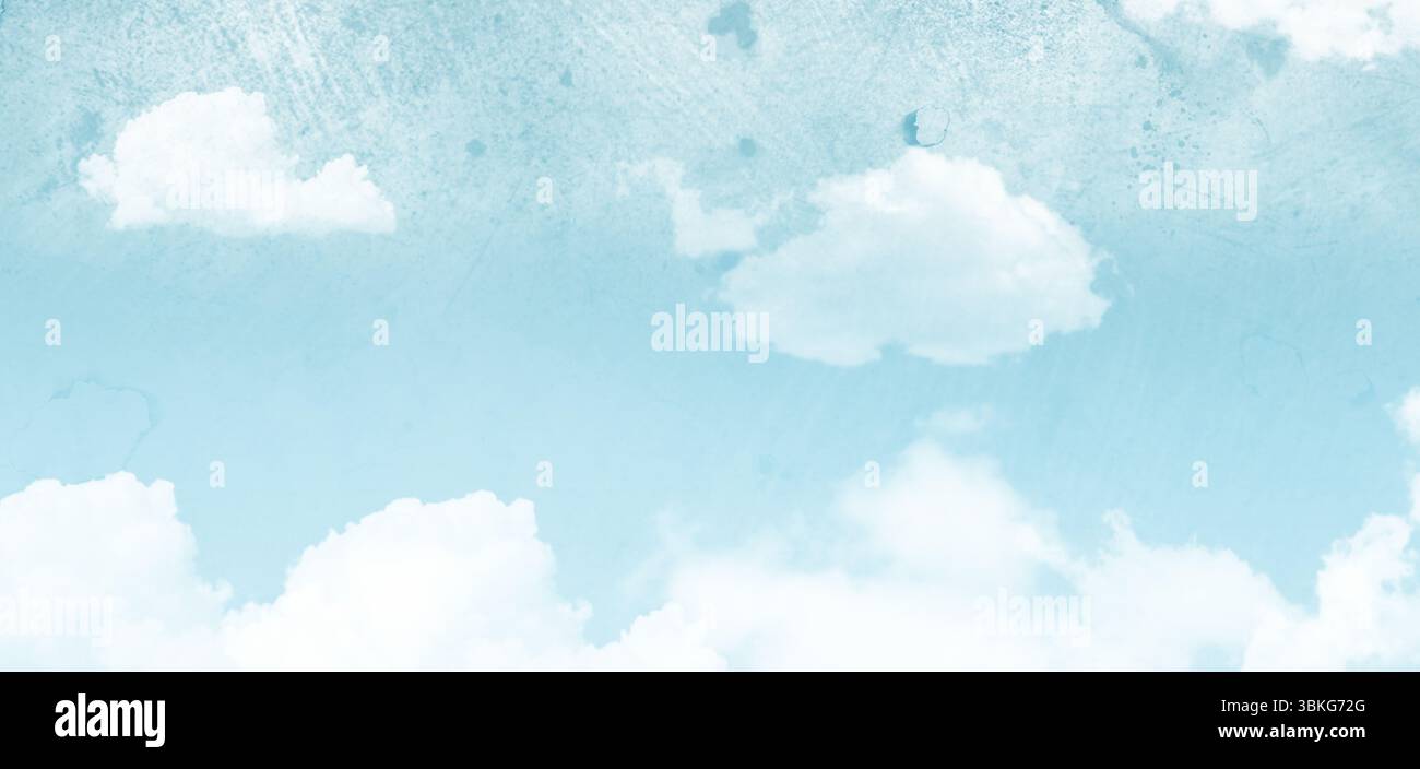 Nuages de cumulus moelleux dérivant à travers le ciel plat granuleux avec de petites touffes dispersées Banque D'Images