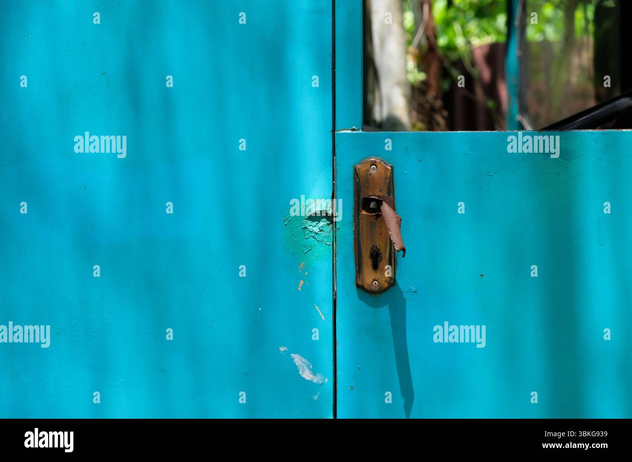 Poignée de porte de voiture antique avec la couleur turquoise de voiture Banque D'Images