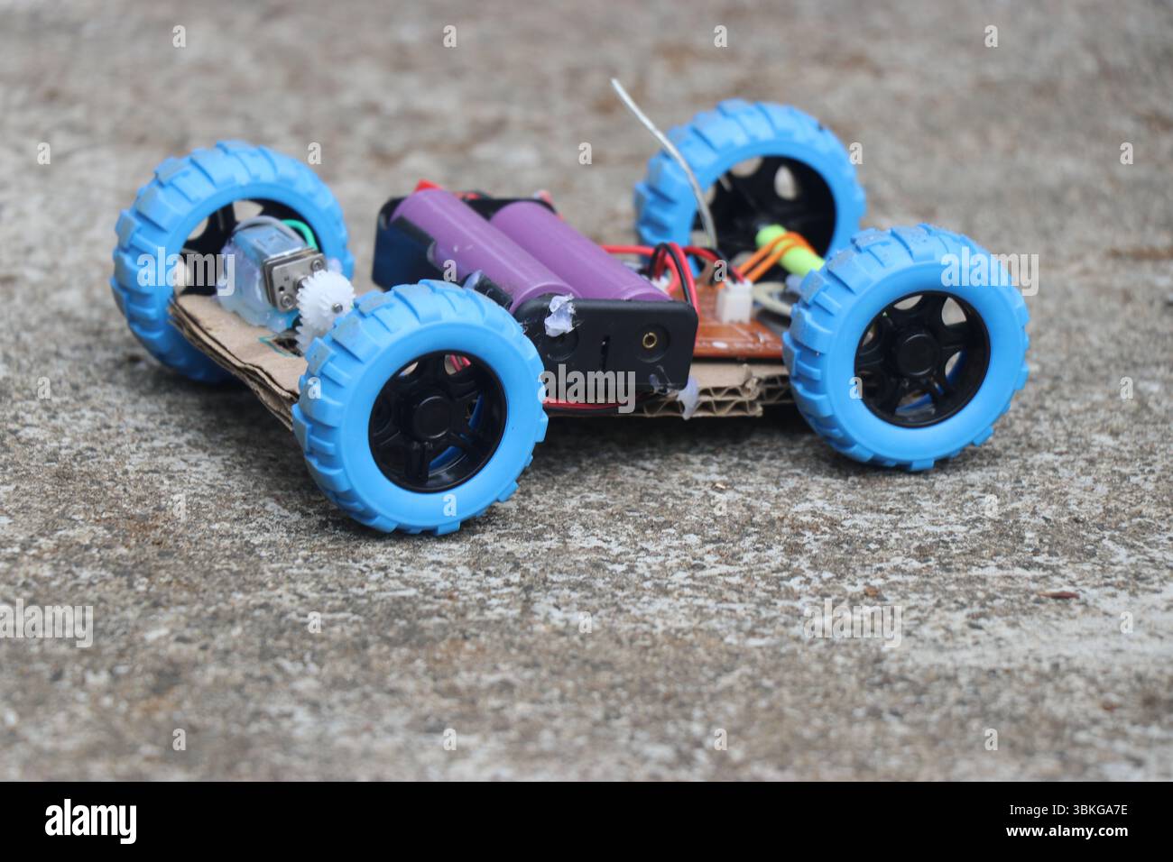 Maison petite radio contrôlée également connu sous le nom de voiture rc construite avec des matériaux recyclés. Concept de recyclage électronique Banque D'Images