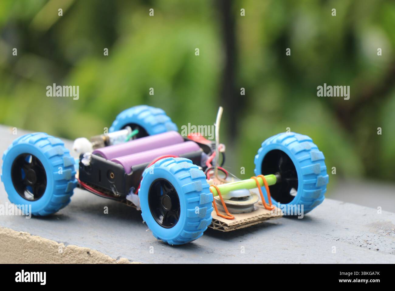 Voiture radiocommandée construite à la maison gardée sur une lumière naturelle et un fond Banque D'Images