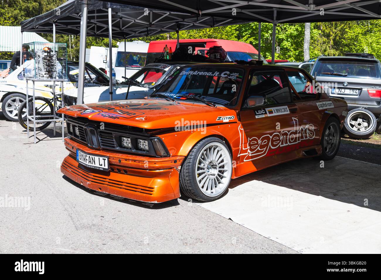BMW E21 Drift machine modifiée avec kit de carrosserie large garé dans Paddock. Alytus, Lituanie, 25 mai 2025 Banque D'Images