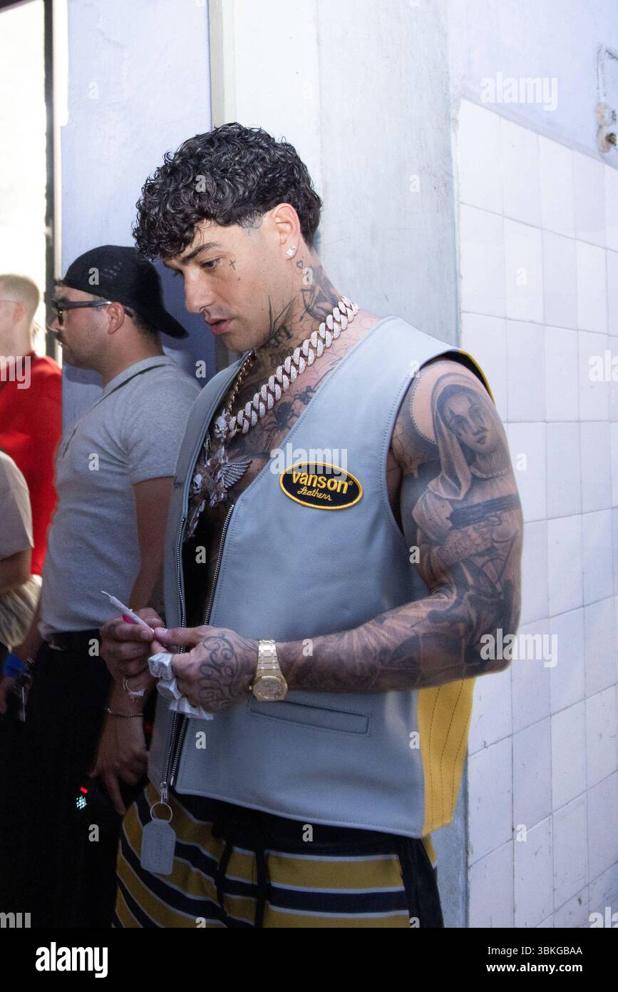 News - PDF - célébrités et coulisses - Milan Fashion week - homme printemps/été 2026 Tony Effe assiste au défilé PDF lors de la Milan Menswear printemps/été 2026 Fashion week le 20 juin 2025 à Milan, Italie. Photo : Cinzia Camela. MILAN Caserma XXIV Maggio Italie Copyright : xCinziaxCamelax/xLiveMediax LPN_1930604 Banque D'Images