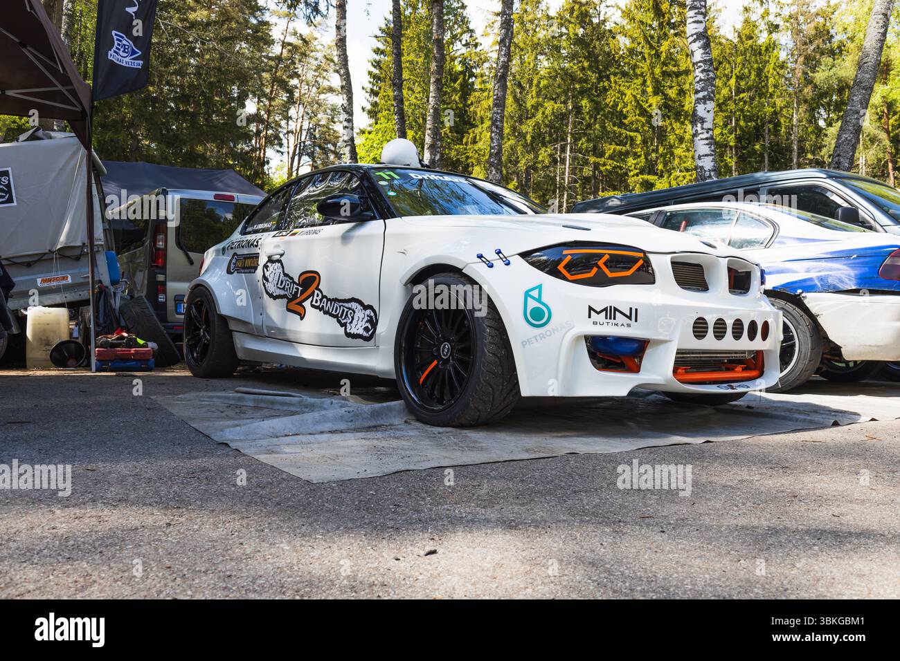 Coupé BMW Drift blanc large carrosserie avec ensemble aérodynamique agressif. Alytus, Lituanie, 25 mai 2025 Banque D'Images