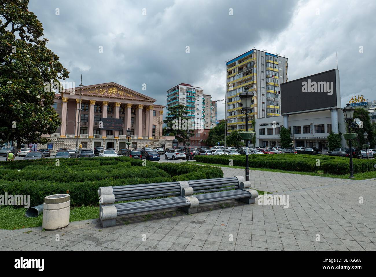 Place urbaine avec bâtiment historique et architecture moderne sous ciel nuageux à Batoumi, Géorgie Banque D'Images