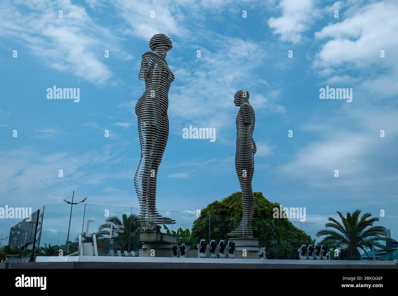 Sculptures artistiques monumentales de Nino an Ali contre un ciel bleu croustillant dans un cadre extérieur pittoresque à Batumi, Géorgie Banque D'Images