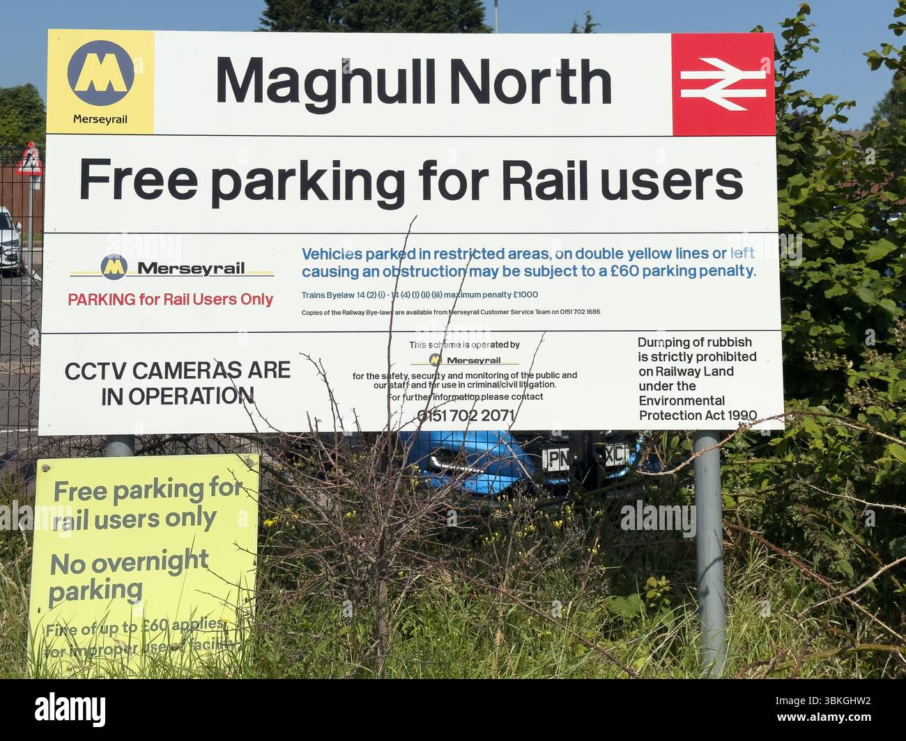 Gare Maghull Nord. Train Merseyrail à la gare. Banque D'Images