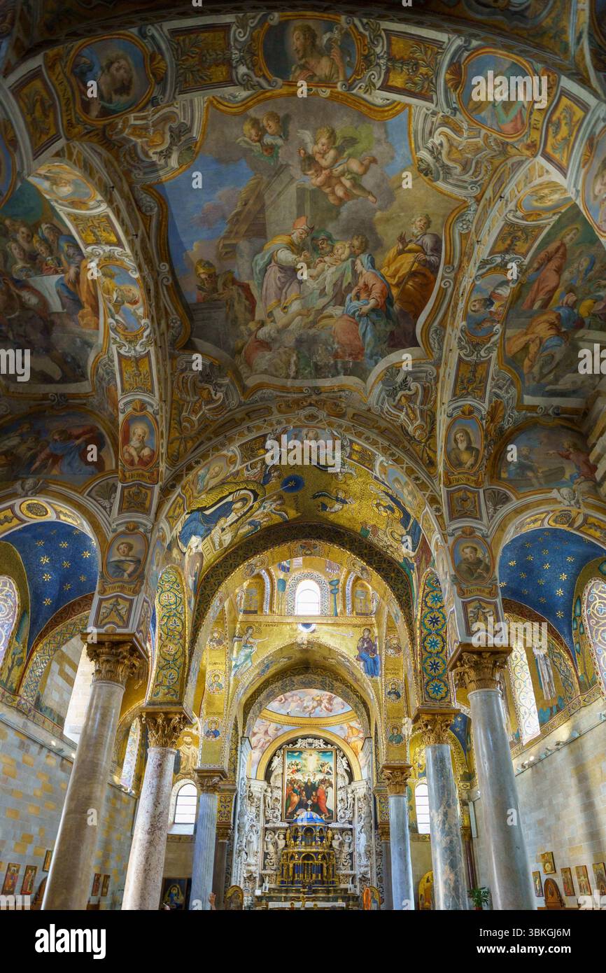 Une vue imprenable sur l’intérieur de Santa Maria dell’Ammiraglio (Martorana) à Palerme, en Sicile, mettant en valeur son architecture normande-byzantine et son ri Banque D'Images