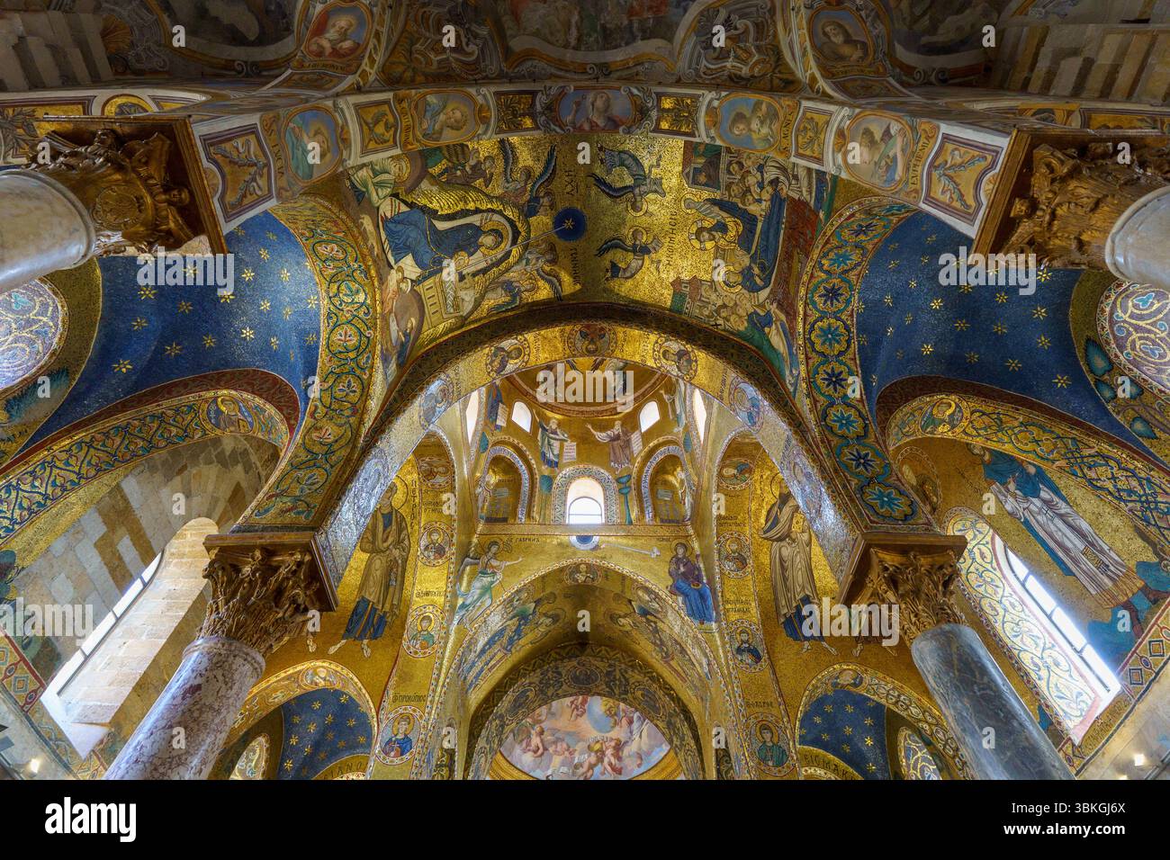 Une vue imprenable sur l’intérieur de Santa Maria dell’Ammiraglio (Martorana) à Palerme, en Sicile, mettant en valeur son architecture normande-byzantine et son ri Banque D'Images