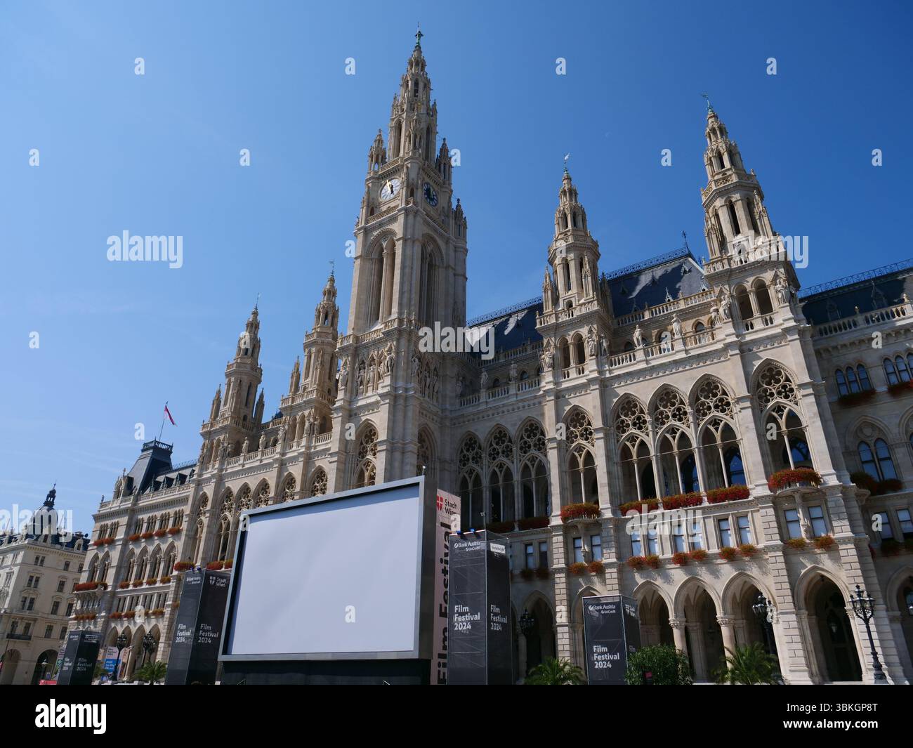 Wiener Rathaus – Hôtel de ville néo-gothique de Vienne avec Tour de l'horloge centrale et Organisation d'événements, Vienne, Autriche Banque D'Images