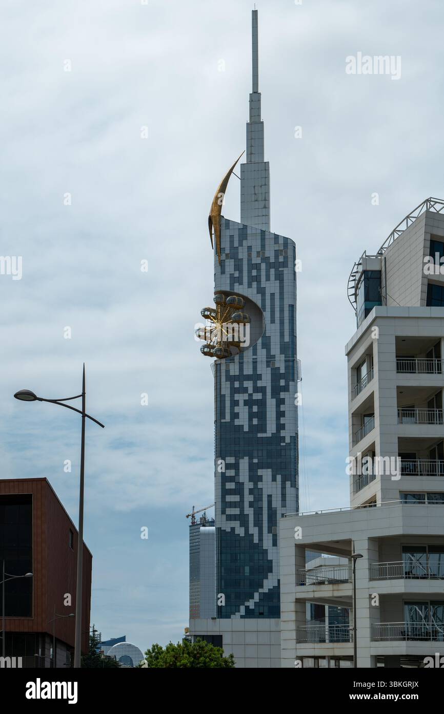 Tour moderne de Batumi de grande hauteur avec un design architectural unique sous ciel nuageux à Batumi, Géorgie Banque D'Images