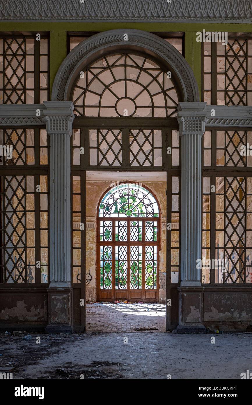 Intérieur de bâtiment abandonné avec des portes voûtées élégantes et un design ornemental à Tskaltubo, Géorgie Banque D'Images