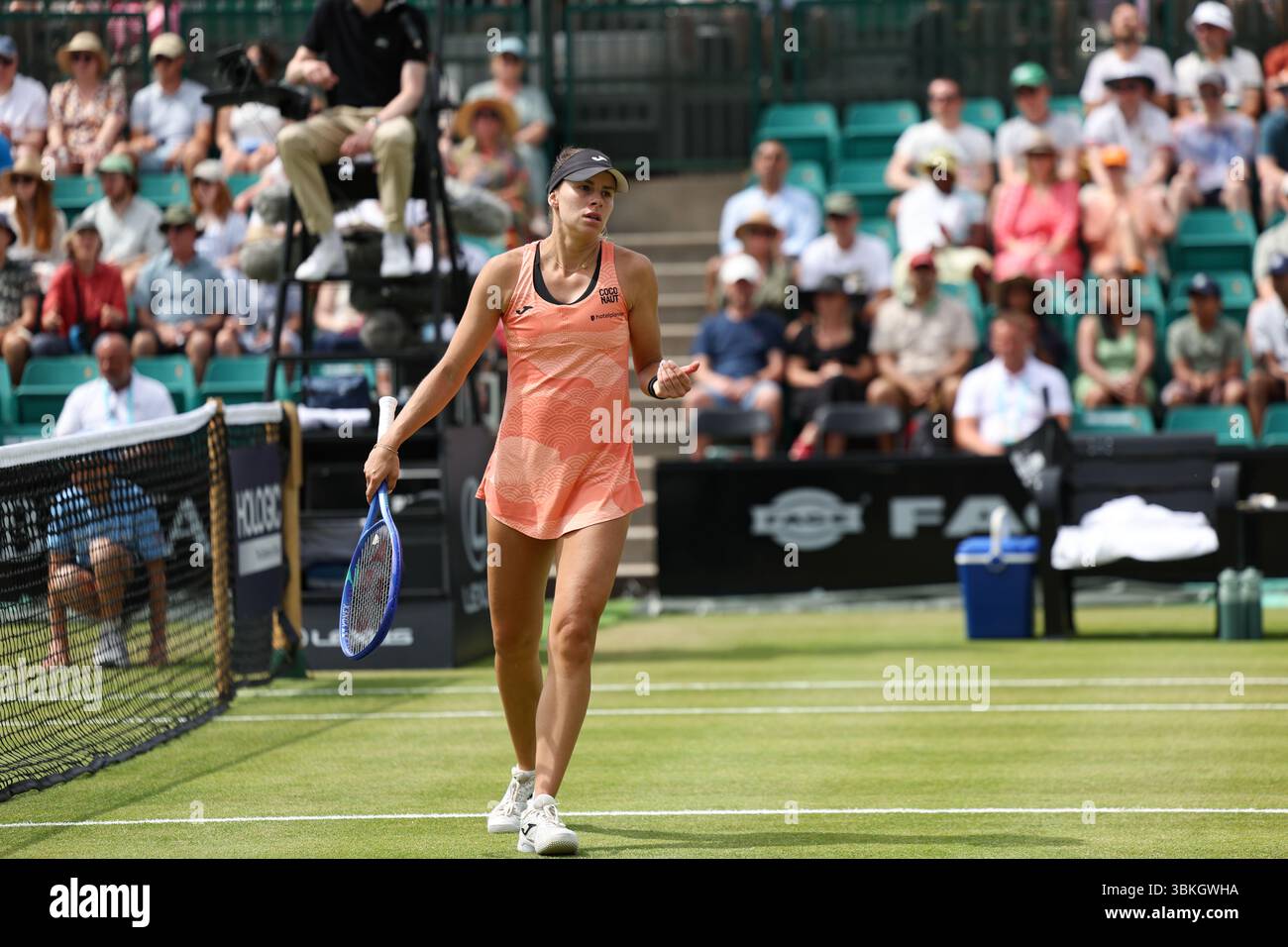 Magda Linette (POL) dans son match contre Dayana Yastremska (UKR) lors de la demi-finale féminine du Lexus Nottingham Open Tennis Open le 14 juin 2025 Banque D'Images