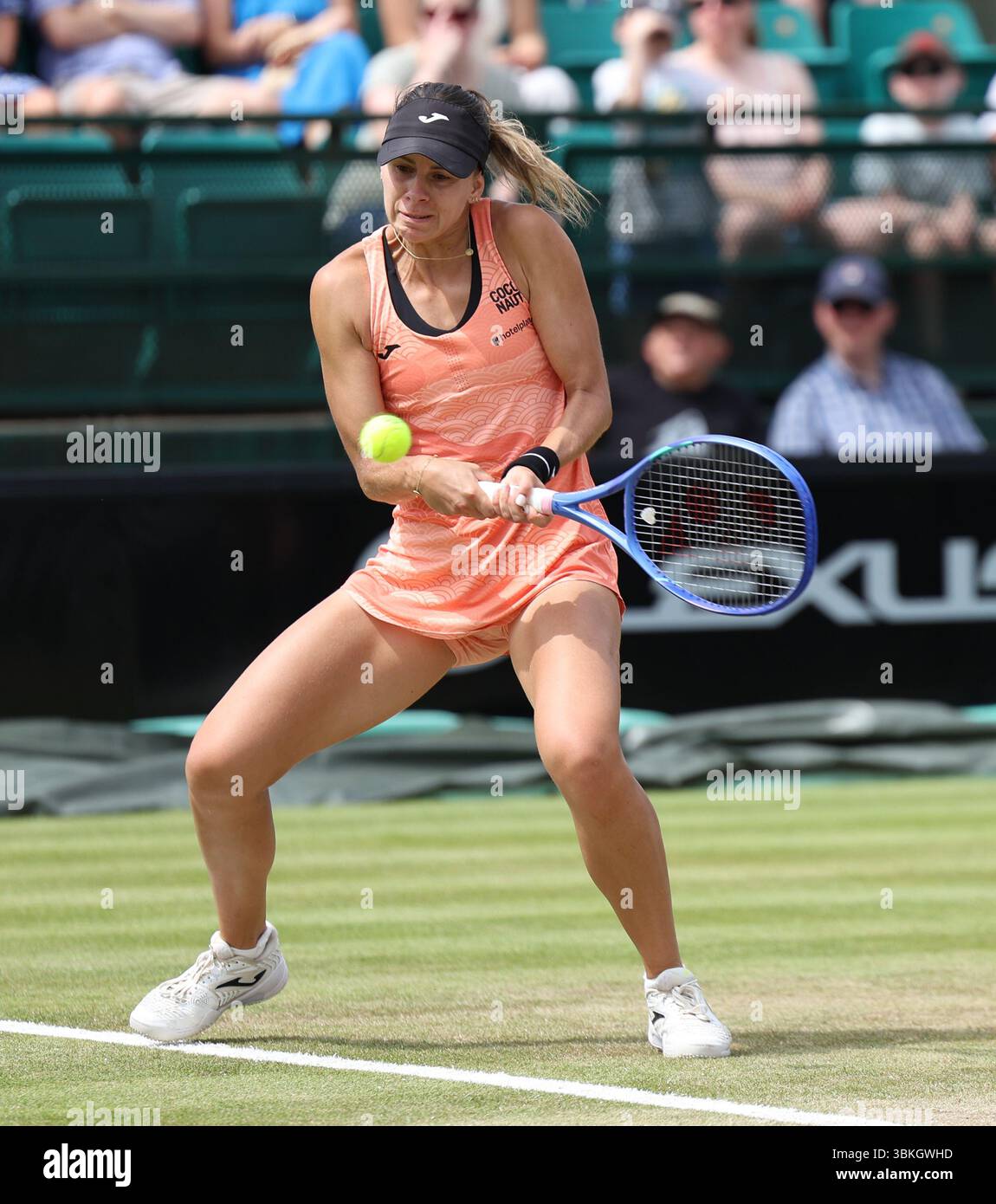 Magda Linette (POL) avec un tir du revers dans son match contre Dayana Yastremska (UKR) lors de la demi-finale féminine du Lexus Nottingham Open Tennis Open le 14 juin 2025 Banque D'Images