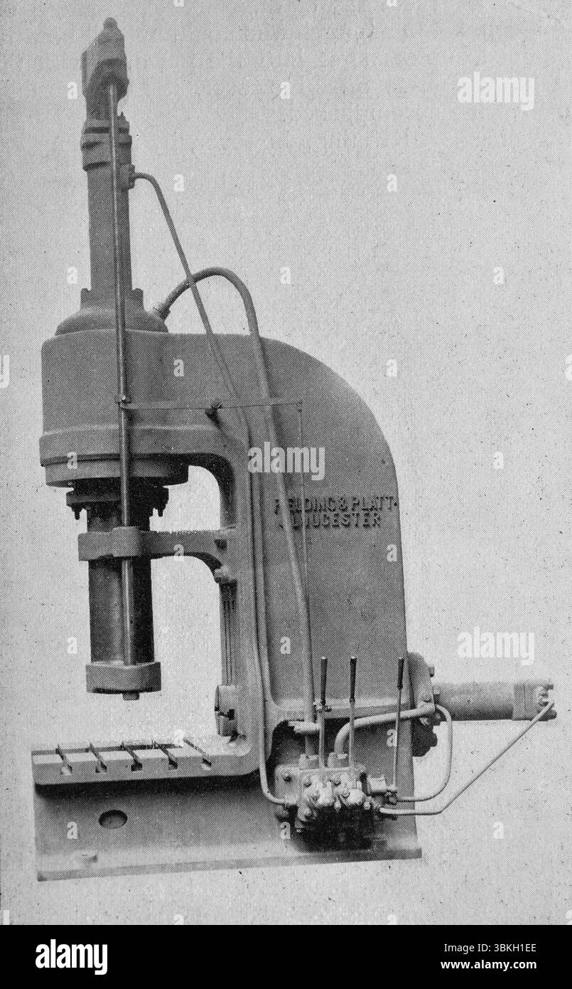Presse de forgeage hydraulique fabriquée par Fielding et Platt de Gloucester, Angleterre. Des machines comme celles-ci ont été utilisées à Swindon Works de Great Western Railway. Photographie en noir et blanc prise vers les années 1890 et publiée dans Cassier's Magazine novembre 1895 Banque D'Images