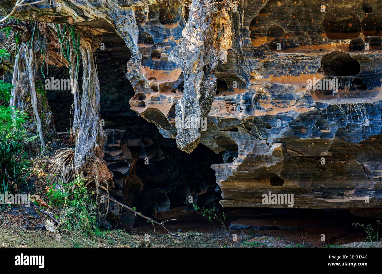 Entrée à une grotte et formation rocheuse typique de Lapinha da Serra dans l'état du Minas Gerais Banque D'Images