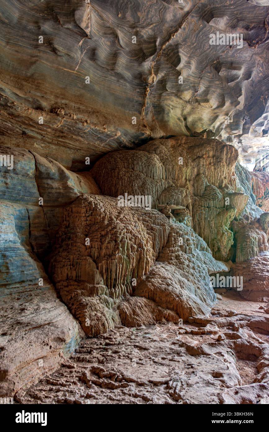 Intérieur d'une grotte célèbre avec ses formations rocheuses dans la région de Lapinha da Serra dans l'état du Minas Gerais Banque D'Images