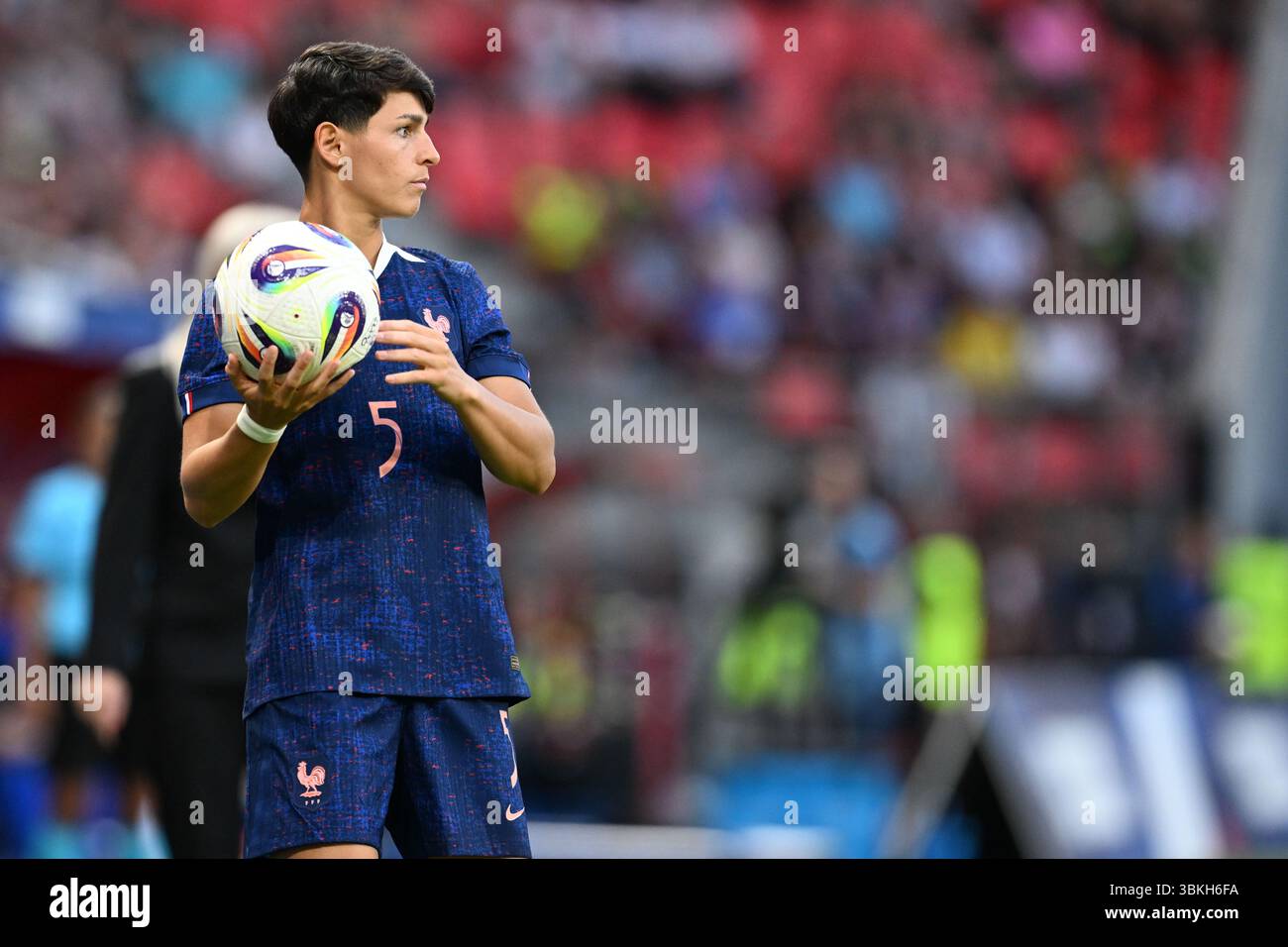 ELISA de Almeida (5), de France, photographiée lors d'un match amical entre les équipes nationales de France et de Belgique, appelé les flammes rouges avant l'Euro 2025 féminin, le samedi 20 juin 2025 à Valenciennes , France . PHOTO SPORTPIX | David Catry Banque D'Images ELISA de Almeida (5), de France, photographiée lors d'un match amical entre les équipes nationales de France et de Belgique, appelé les flammes rouges avant l'Euro 2025 féminin, le samedi 20 juin 2025 à Valenciennes , France . PHOTO SPORTPIX | David Catry Banque D'Images