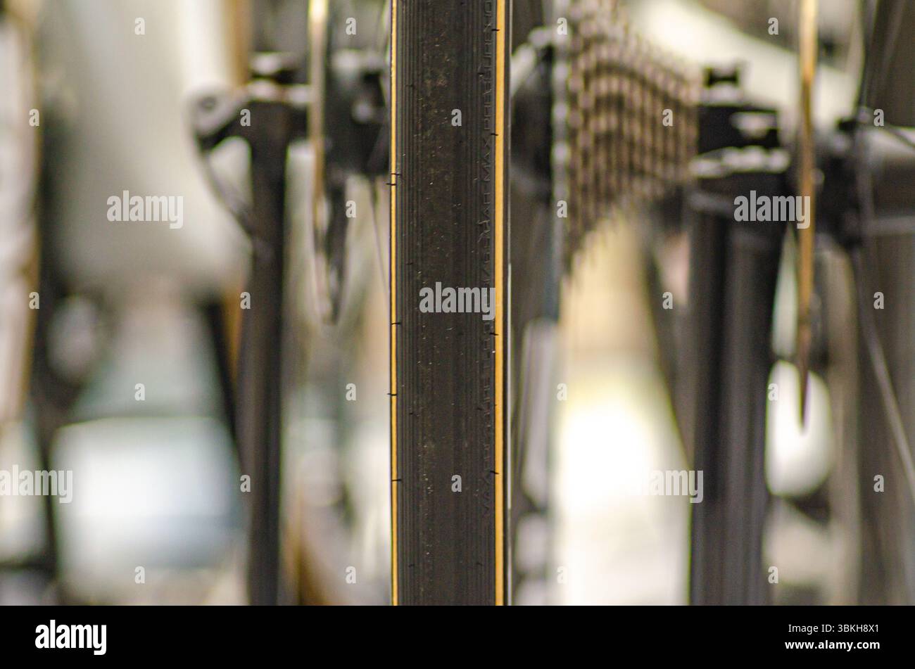 photographie sportive : gros plan d'un pneu et d'une pédale de vélo haute performance Banque D'Images