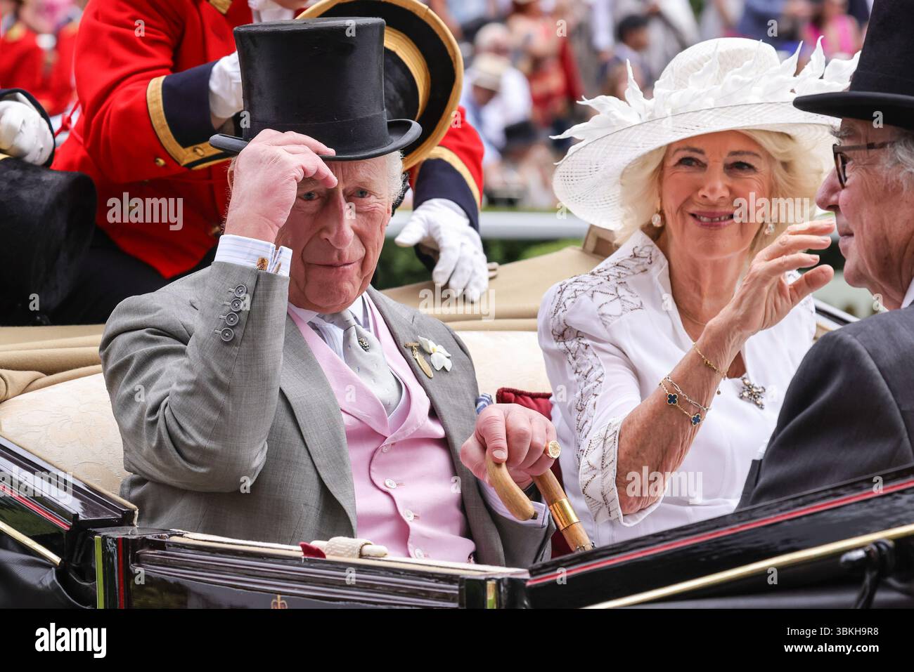 Ascot, Berkshire, Royaume-Uni. 20 juin 2025. Le roi Charles et la reine Camilla arrivent dans leur calèche dans la parade royale. La procession royale avec des membres de la famille royale et leurs invités dans des calèches fait son chemin le long de l'anneau de parade. Les amateurs de courses profitent du beau soleil le 4e jour du Royal Ascot à l'hippodrome d'Ascot dans le Berkshire. Crédit : Imageplotter/Alamy Live News Banque D'Images