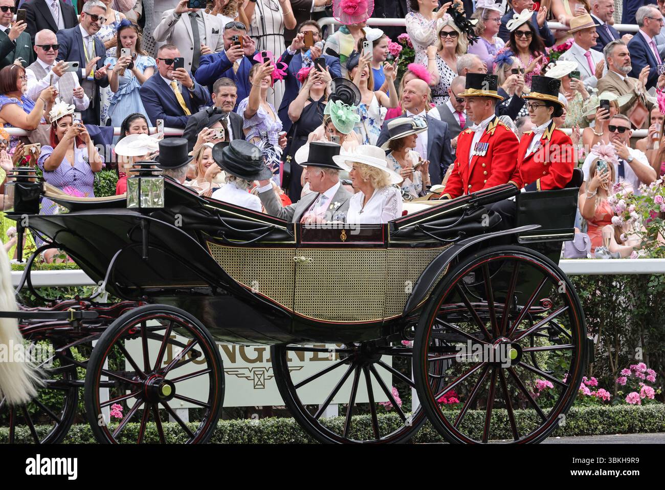 Ascot, Berkshire, Royaume-Uni. 20 juin 2025. Le roi Charles et la reine Camilla arrivent dans leur calèche dans la parade royale. La procession royale avec des membres de la famille royale et leurs invités dans des calèches fait son chemin le long de l'anneau de parade. Les amateurs de courses profitent du beau soleil le 4e jour du Royal Ascot à l'hippodrome d'Ascot dans le Berkshire. Crédit : Imageplotter/Alamy Live News Banque D'Images