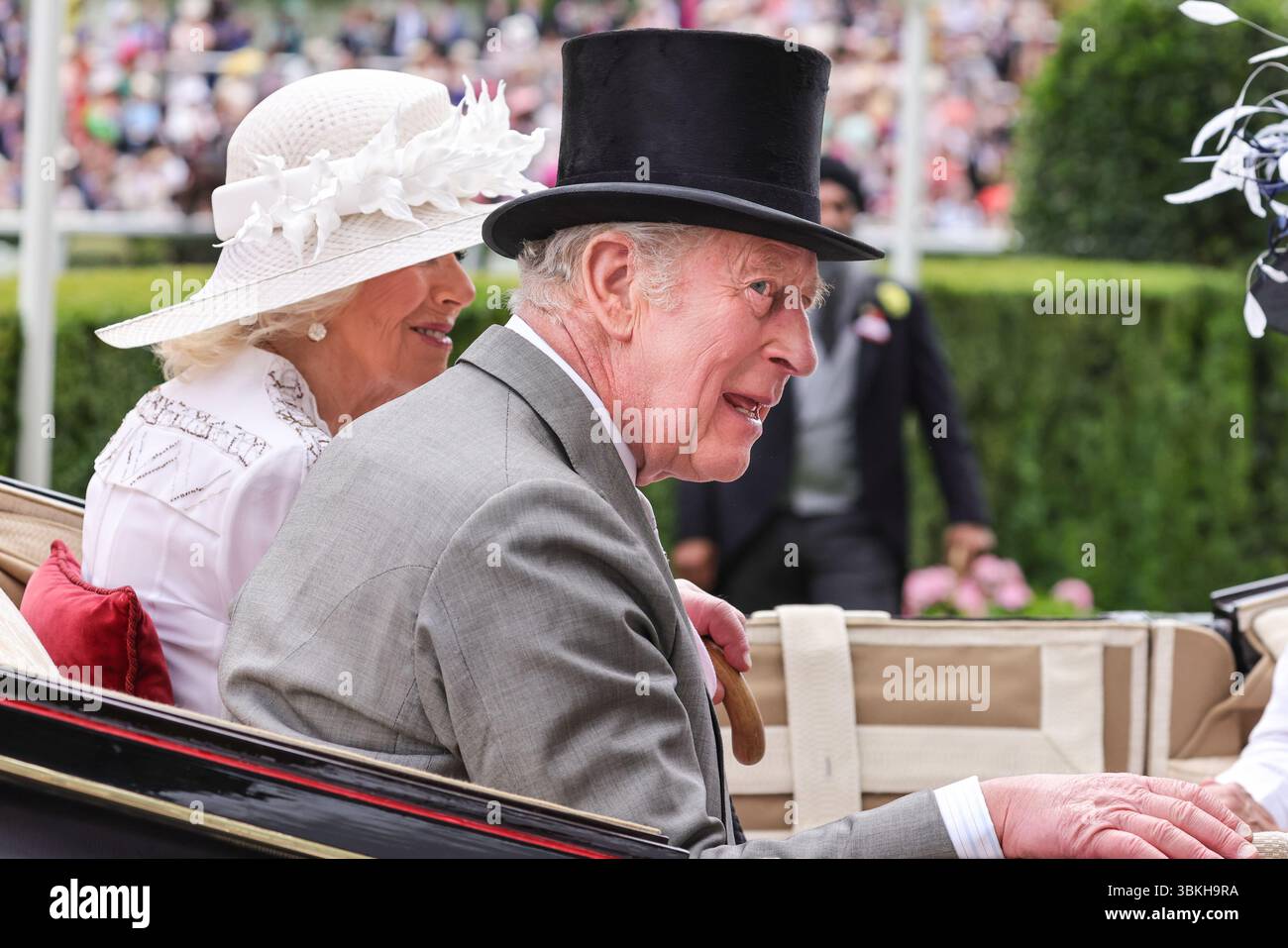 Ascot, Berkshire, Royaume-Uni. 20 juin 2025. Le roi Charles et la reine Camilla arrivent dans leur calèche dans la parade royale. La procession royale avec des membres de la famille royale et leurs invités dans des calèches fait son chemin le long de l'anneau de parade. Les amateurs de courses profitent du beau soleil le 4e jour du Royal Ascot à l'hippodrome d'Ascot dans le Berkshire. Crédit : Imageplotter/Alamy Live News Banque D'Images