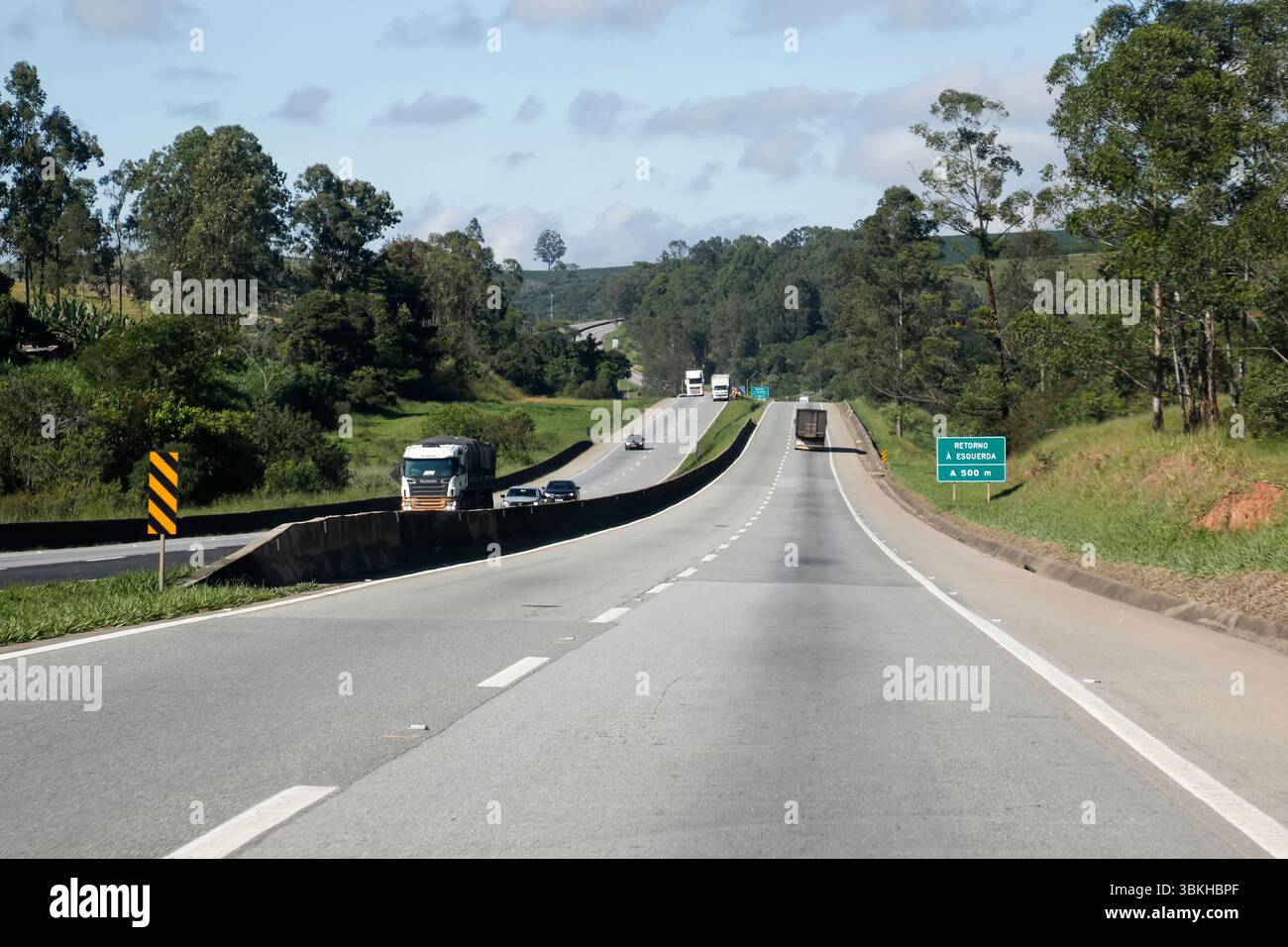 Minas Gerais, Brésil - 11 avril 2025 : image montrant le trafic quotidien sur l'autoroute Fernao Dias, une route principale reliant Belo Horizonte à Sao Paulo, f Banque D'Images
