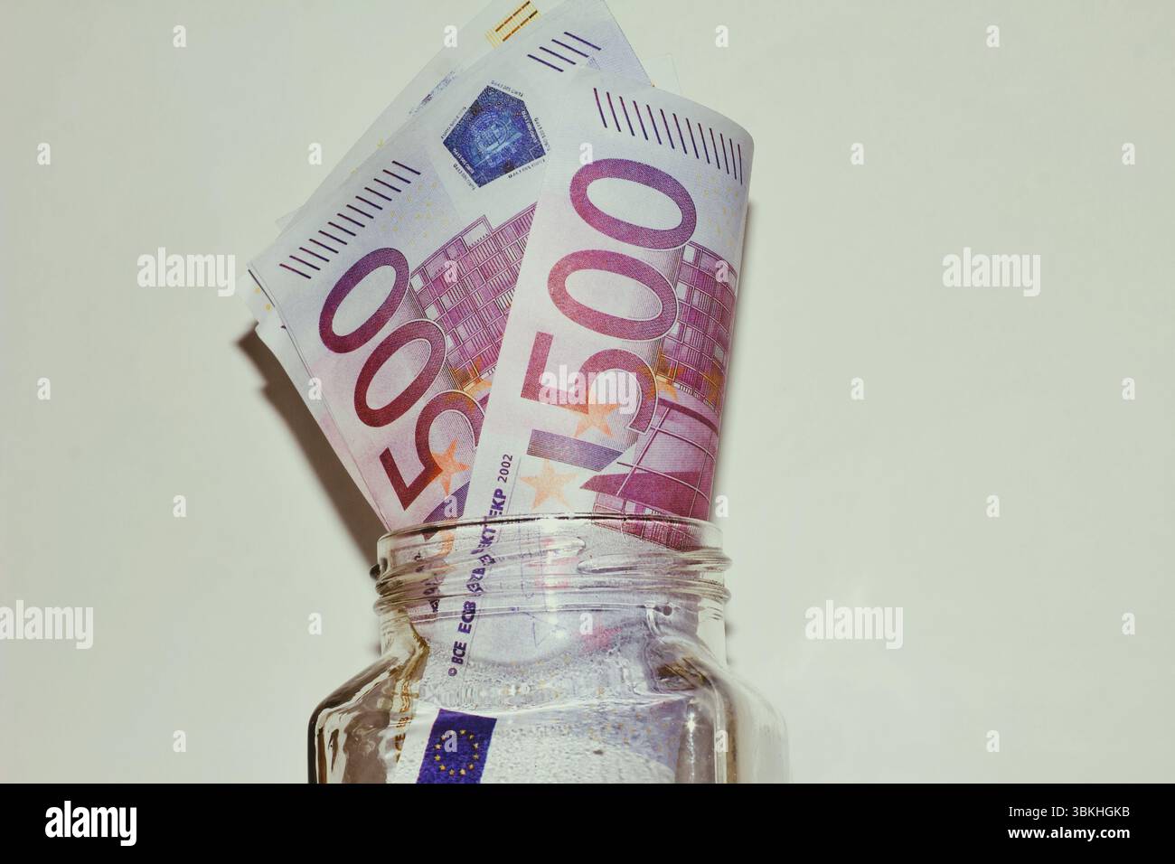 Gros plan pot avec des billets en euros. Concept d'épargne. Banque D'Images