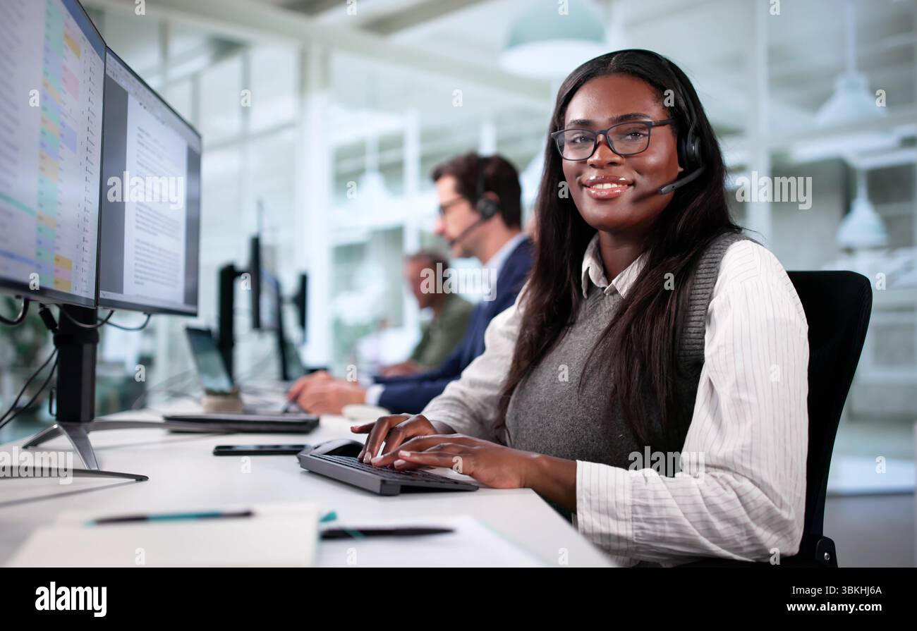 Équipe du service clientèle multiracial fournissant des services d'assistance spécialisés de bureau Banque D'Images