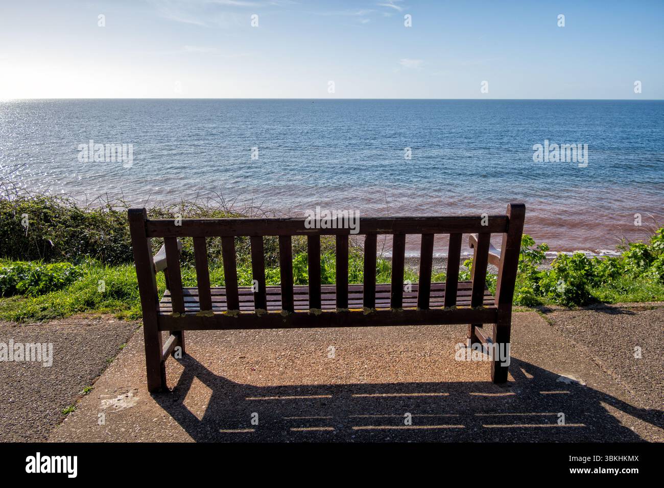 Siège avec vue sur la plage et la mer à Budleigh Salterton, East Devon, Angleterre, Royaume-Uni Banque D'Images