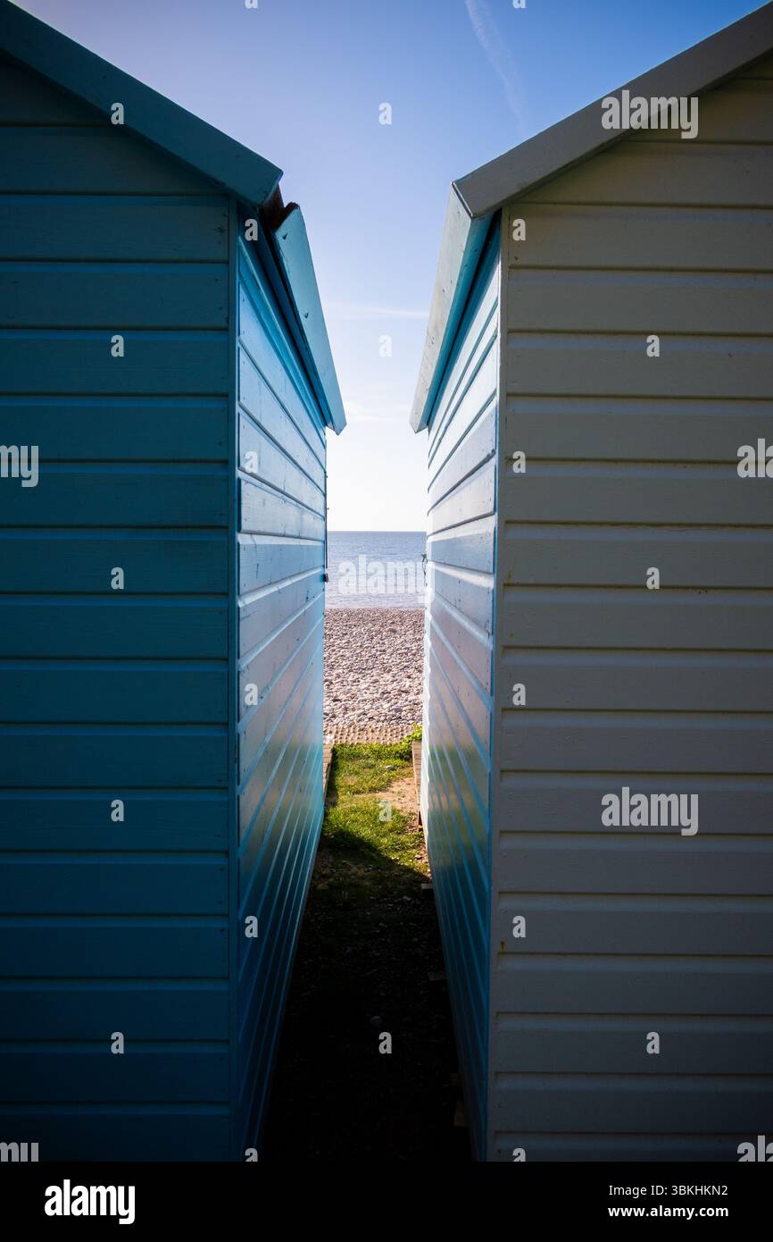 Plage et cabane de plage à Budleigh Salterton, East Devon, Angleterre, Royaume-Uni Banque D'Images