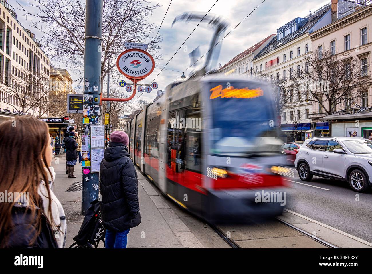 Tramway approchant de l'arrêt près de l'Opéra d'État, Vienne, Autriche Banque D'Images