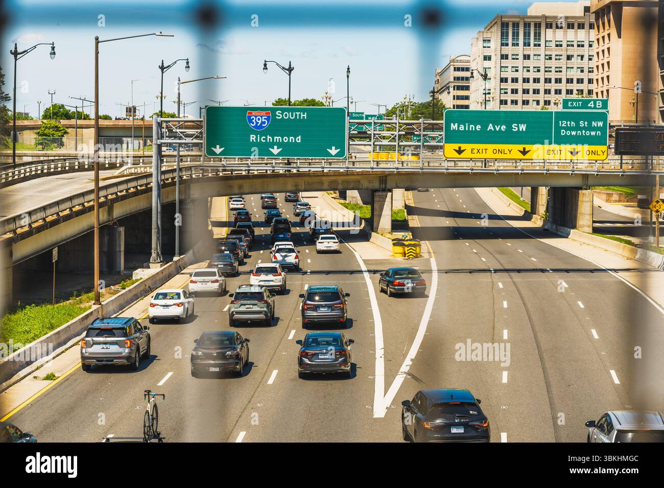 Washington D.C. - 24 mai 2025. Les panneaux et les sorties des autoroutes guident les conducteurs à travers une journée d'été lumineuse sur les routes très fréquentées. Banque D'Images