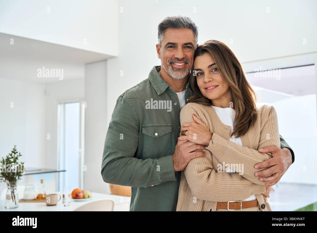 Heureux couple mature d'âge moyen serrant debout à la maison. Portrait. Banque D'Images