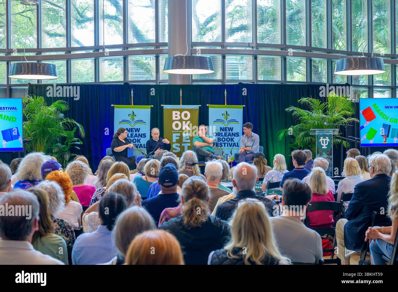 New Orleans, LOUISIANE, États-Unis - 29 mars 2025 : les panélistes Jonathan Alter, Jonathan Martin, Tim Miller et Stephanie Grace discutent du paysage politique américain devant un large public au New Orleans Book Festival dans le Marshall Family Commons/Goldring/Woldenberg Business Complex de l'Université de Tulane Banque D'Images
