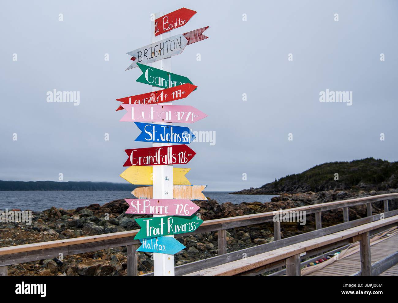Panneau coloré de distance sur le pont-jetée à travers le Cobbler Tickle entre Cobbler Island et Brighton Tickle Island, dans le nord de Terre-Neuve cent Banque D'Images