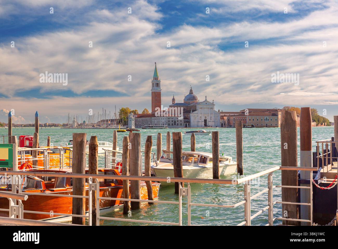 Église San Giorgio Maggiore et front de mer vus de la jetée à Venise, Italie Banque D'Images