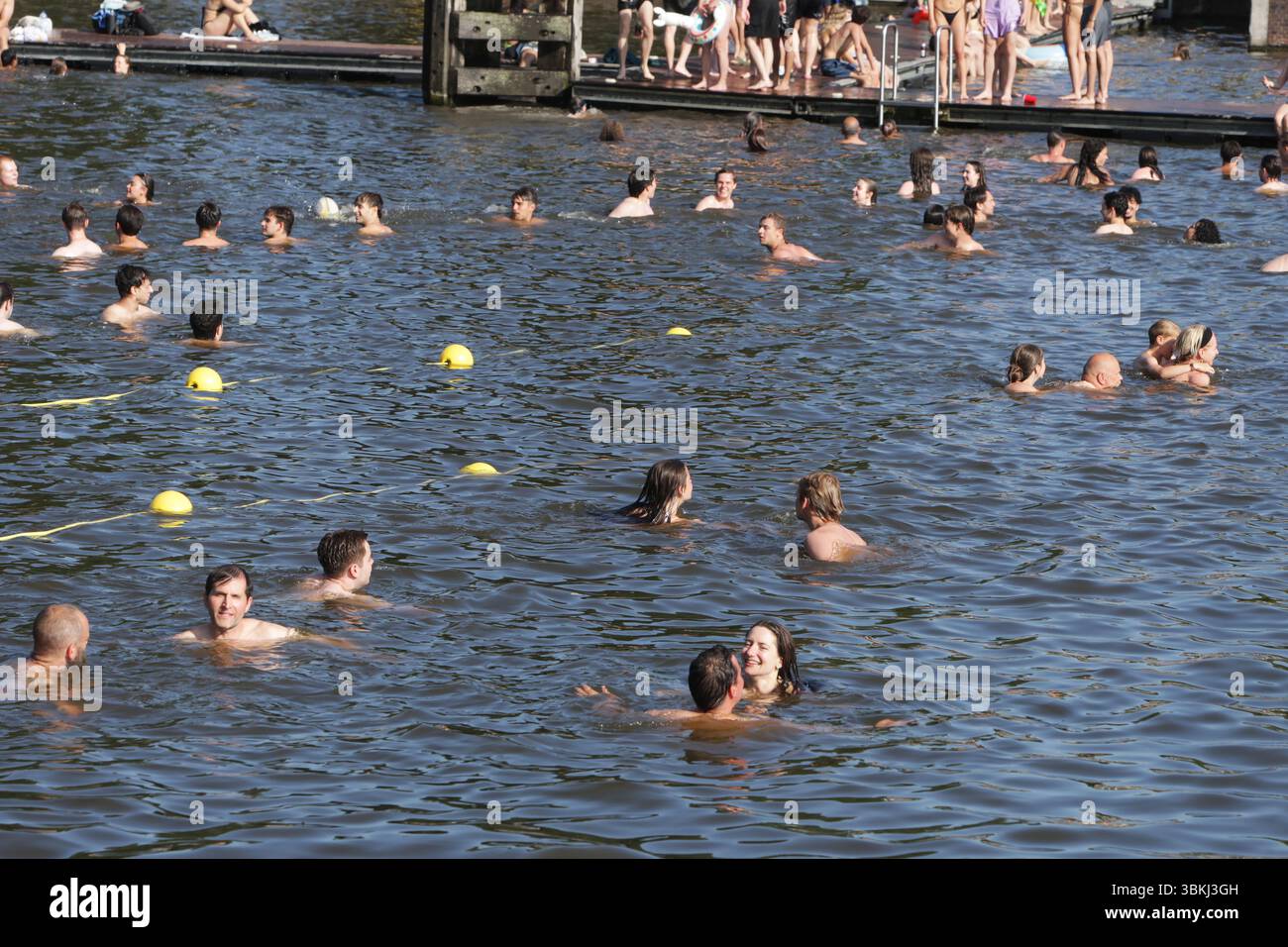 Amsterdam, pays-Bas. 21 juin 2025. AMSTERDAM, PAYS-BAS - 21 JUIN : les membres du public Swim profite de l'endroit où les températures ont augmenté jusqu'à 30 degrés Celsius dans le port près du Musée maritime le 21 juin 2025 à Amsterdam, pays-Bas. (Photo de Paulo Amorim/Sipa USA) crédit : Sipa USA/Alamy Live News Banque D'Images