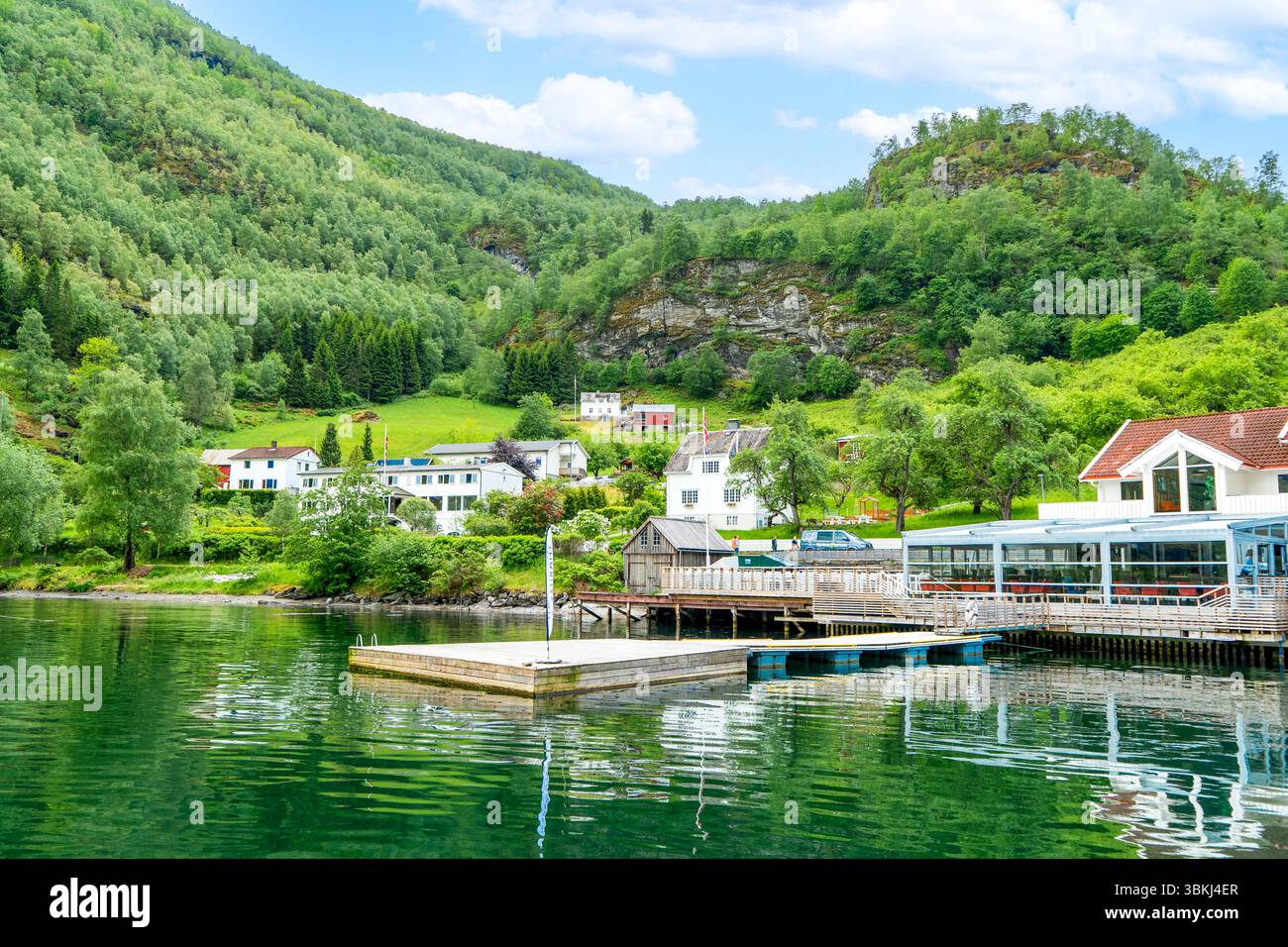 Maisons de village Flam et jetée nichées dans le paysage du fjord norvégien Banque D'Images