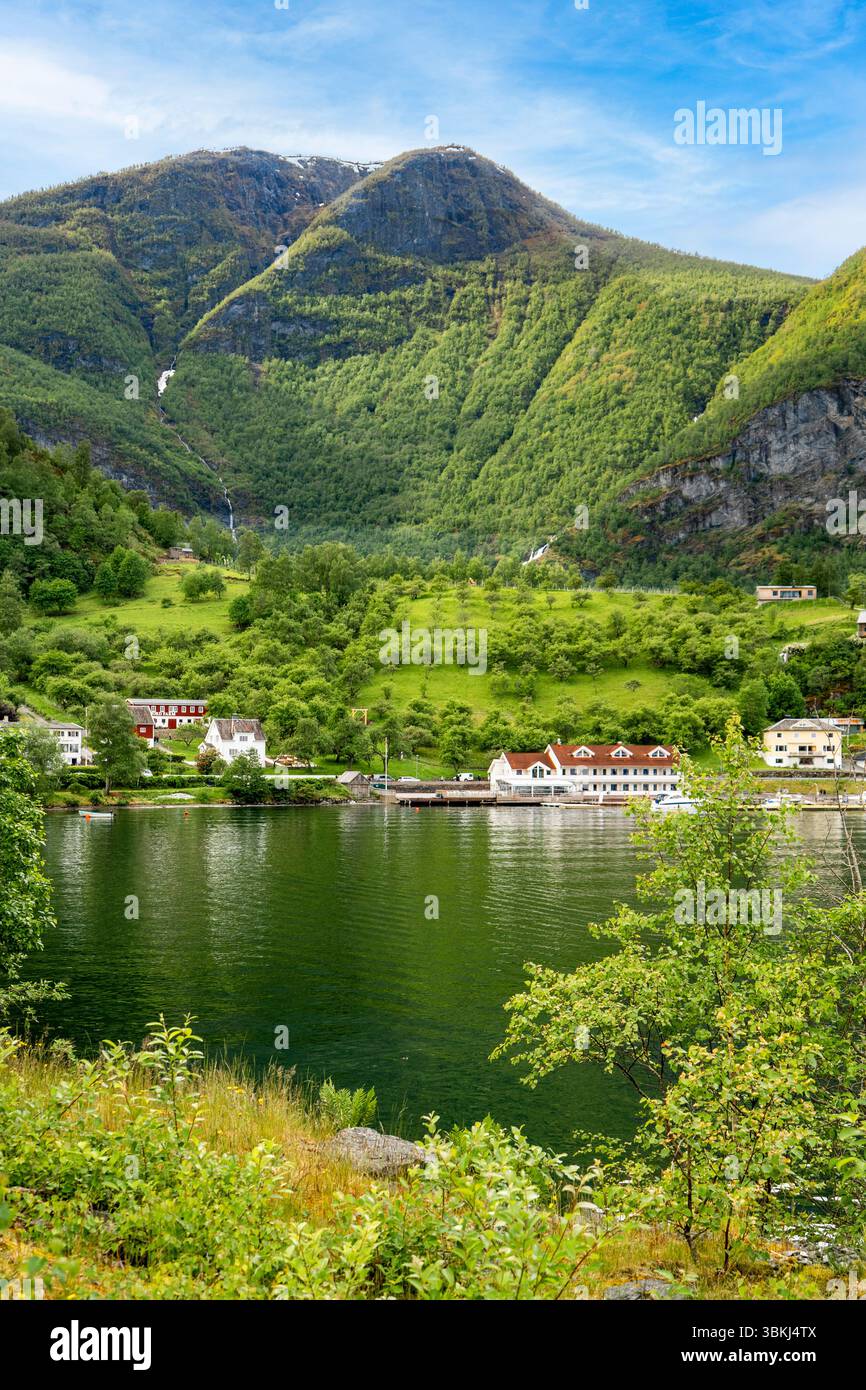 Village pittoresque de Flam au pied des majestueuses montagnes norvégiennes Banque D'Images
