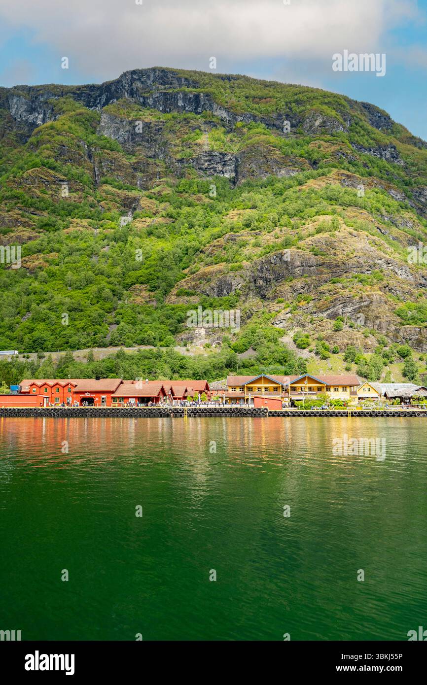 Front de mer du village de Flam avec des bâtiments traditionnels rouges et jaunes Banque D'Images
