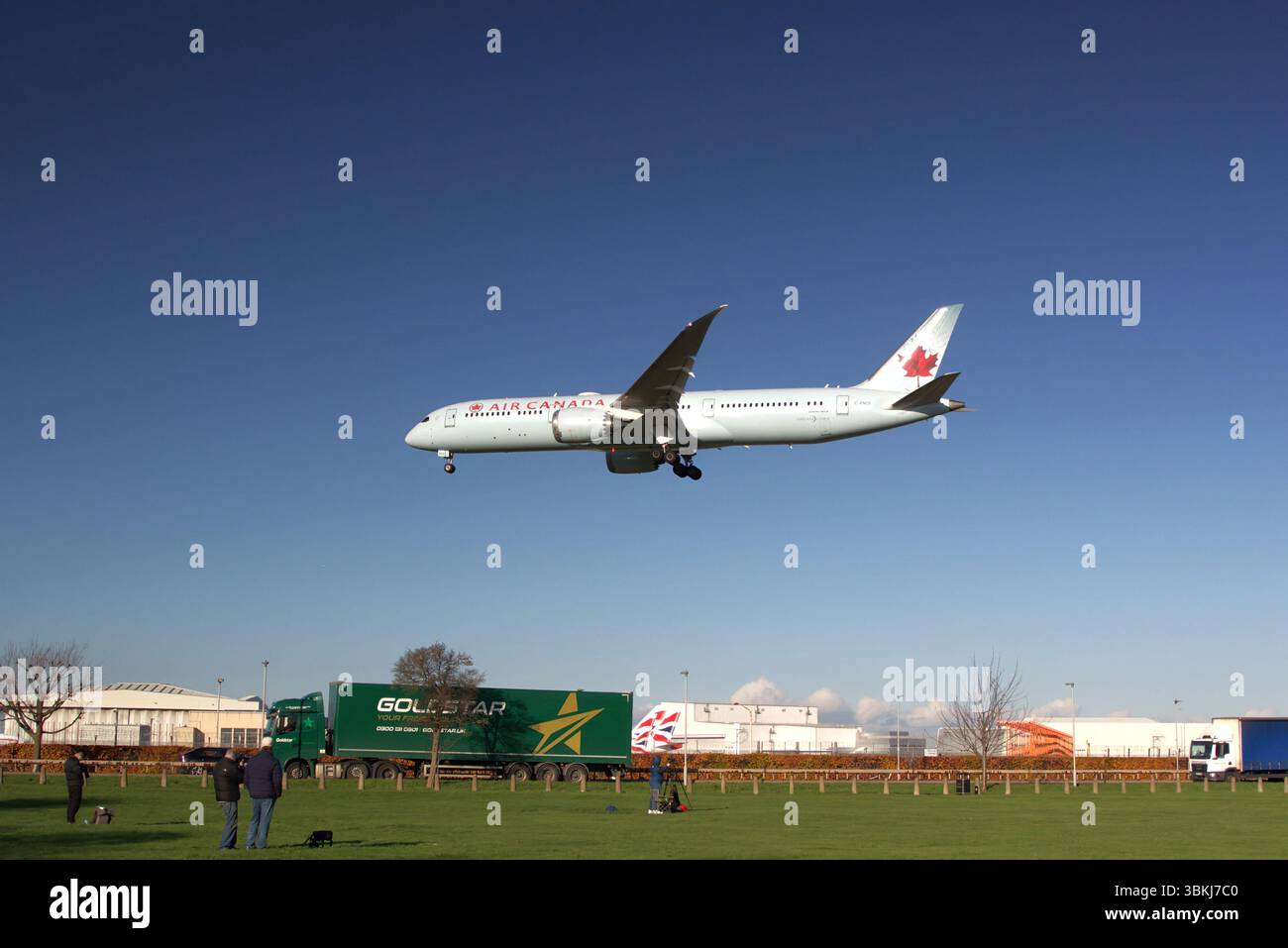 Le Boeing 787-9 Dreamliner C-FNOI d'Air Canada survole à basse altitude des avions repérés sur l'avenue Myrtle en approche finale avant d'atterrir à l'aéroport de Londres Heathrow Banque D'Images