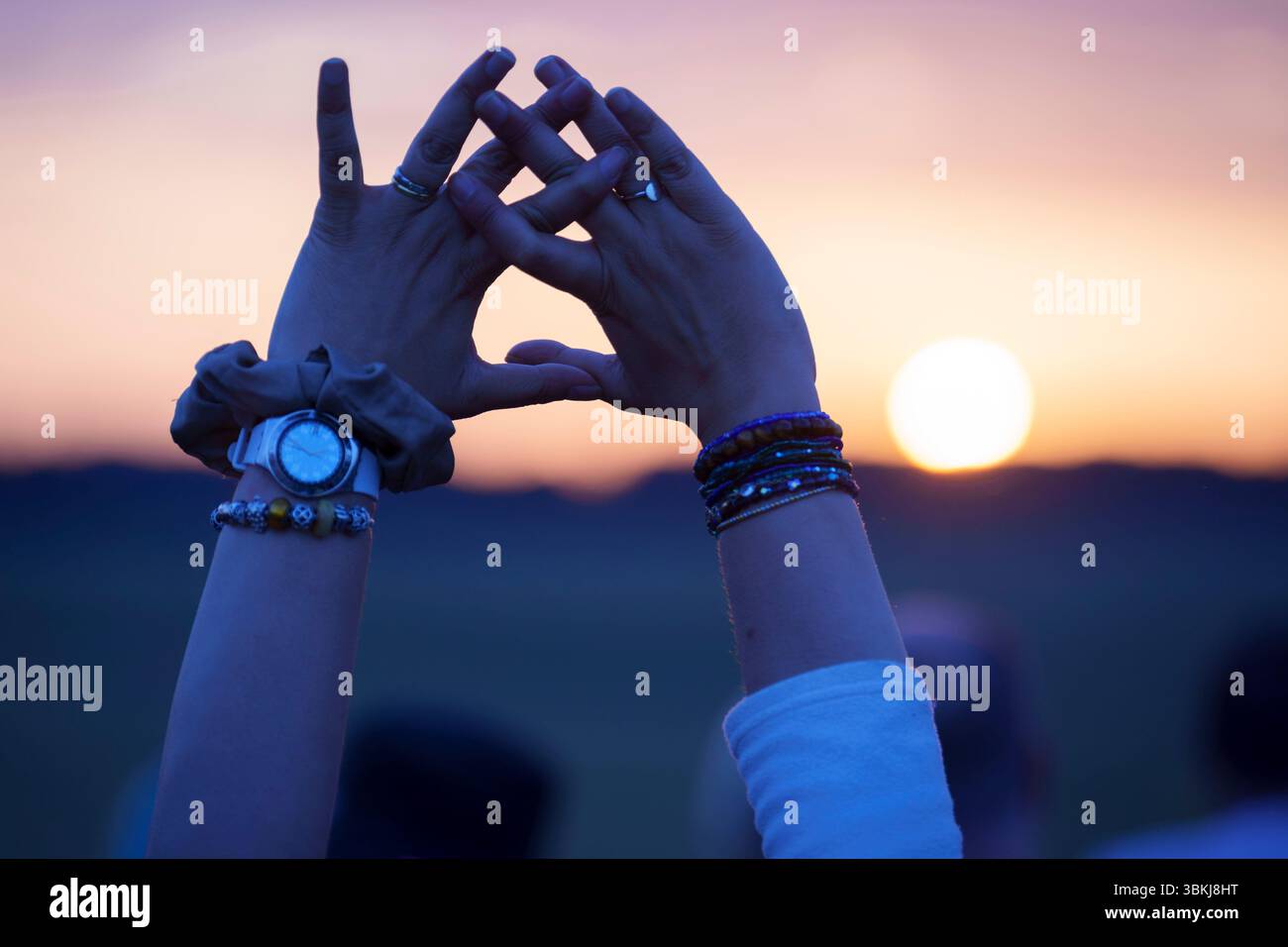Les fêtards spirituels regardent le soleil levant et célèbrent le solstice d'été (mi-été et jour le plus long) parmi les anciennes pierres du néolithique tardif de Stonehenge, le 21 juin 2025, dans le Wiltshire, en Angleterre. Le solstice d'été est le jour le plus long de l'hémisphère nord et la nuit la plus courte de l'année, lorsque l'axe de la terre est incliné à son point le plus proche du soleil et les païens disent que l'ancien monument est un lieu sacré qui relie la Terre, la Lune, le Soleil et les saisons. Stonehenge a été construit en trois phases entre 3 000 av. J.-C. et 1 600 av. J.-C. et est maintenant la propriété de English Heritage qui dit que 25 000 visiteurs étaient Banque D'Images