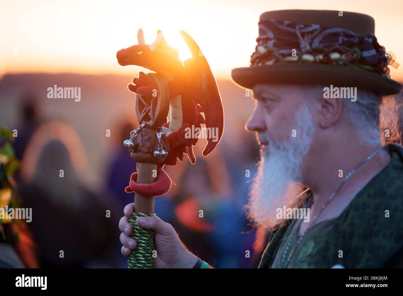 Les fêtards spirituels regardent le soleil levant et célèbrent le solstice d'été (mi-été et jour le plus long) parmi les anciennes pierres du néolithique tardif de Stonehenge, le 21 juin 2025, dans le Wiltshire, en Angleterre. Le solstice d'été est le jour le plus long de l'hémisphère nord et la nuit la plus courte de l'année, lorsque l'axe de la terre est incliné à son point le plus proche du soleil et les païens disent que l'ancien monument est un lieu sacré qui relie la Terre, la Lune, le Soleil et les saisons. Stonehenge a été construit en trois phases entre 3 000 av. J.-C. et 1 600 av. J.-C. et est maintenant la propriété de English Heritage qui dit que 25 000 visiteurs étaient Banque D'Images