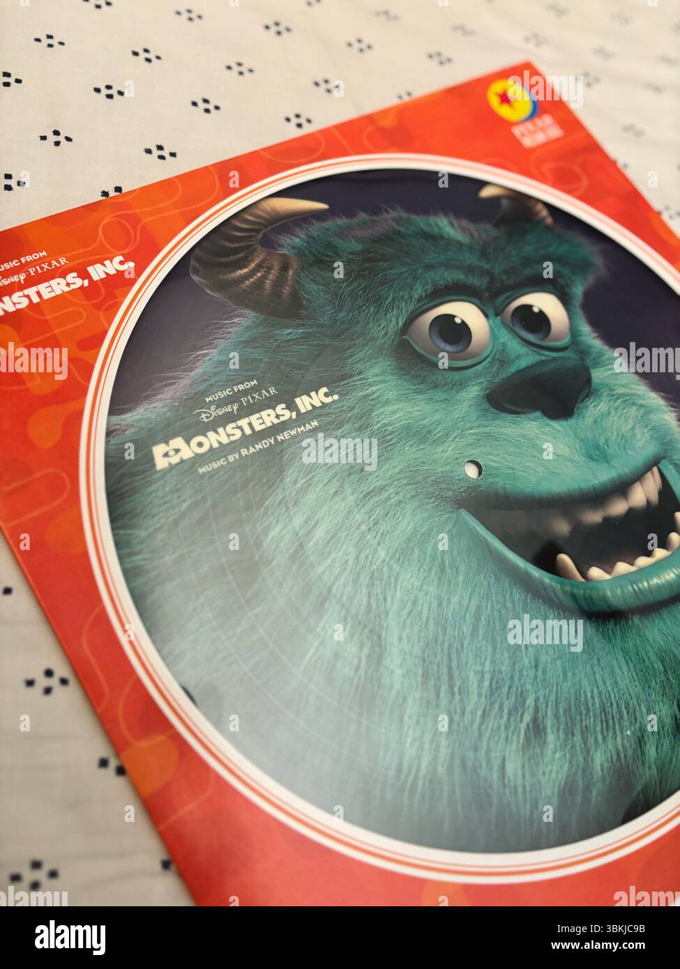 Disney Pixar’s Monsters, disque vinyle Inc., mettant en vedette Sulli sur un disque photo coloré. Pochette d'album de bande-son vintage. Banque D'Images