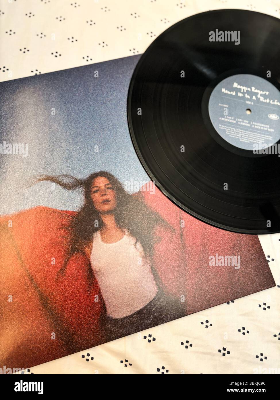 Maggie Rogers l'a entendu dans un disque vinyle de sa vie passée, avec un portrait rouge flou. Pochette d'album atmosphérique. Banque D'Images
